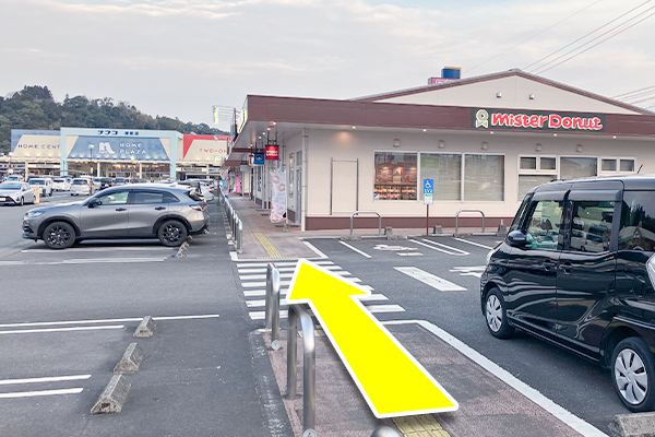 右手側にミスタードーナッツが見えますので、その通路を進みます。