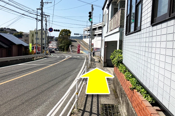 下車したあと左に進みます。