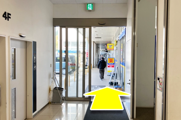 トイレを左手に見てまっすぐ進みます。