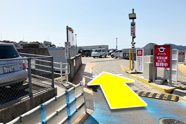 駐車場の方に進み、右に進みます。
