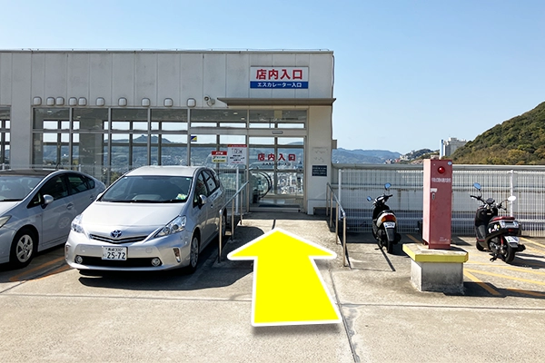 店内入口からエスカレーターに乗り4階まで降ります。