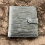 ルイ・ヴィトン ポルト ビエ コンパクト エピ
