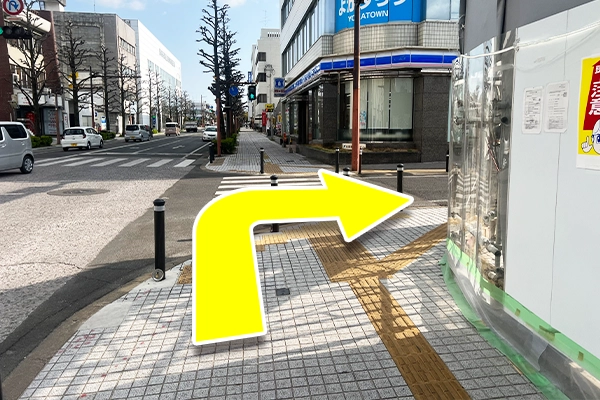 中の小路東交差点の信号を渡りすぐに右折します。