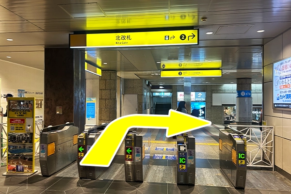 心斎橋駅北改札2番出口を出て、右に曲がります。