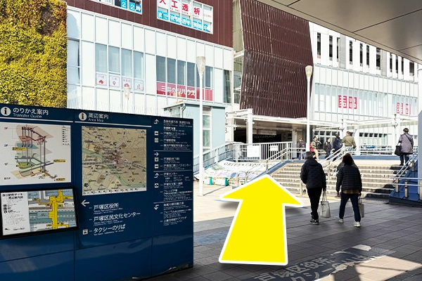 正面トツカーナ商業施設を通り抜け、戸塚バスセンターの12番、17番、39番のいづれかを利用して上矢部停留所まで行きます。
