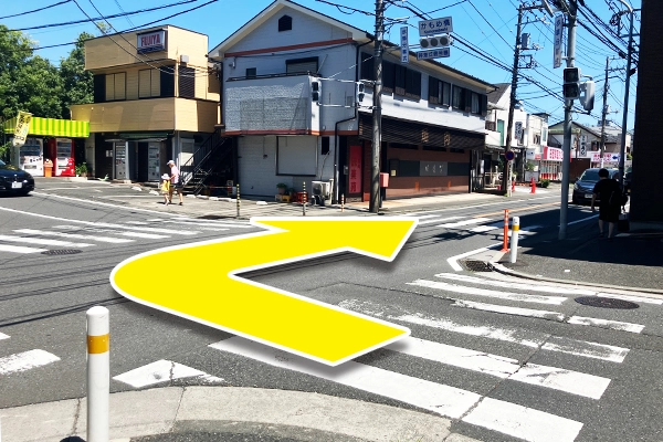 赤いポストに向かって斜めに横断します。