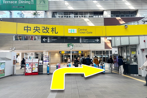 中央改札を出て右に曲がります。