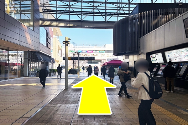 突き当たりの建物まで真っ直ぐ進みます。