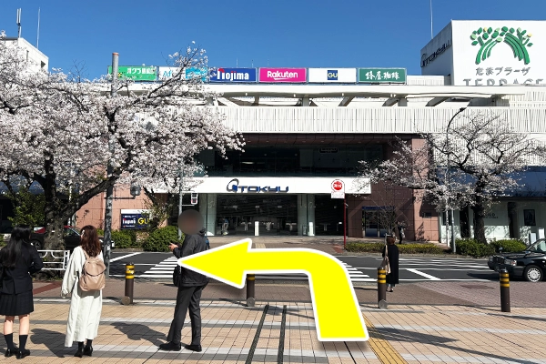 信号を渡って左曲がり建物沿いに進みます。