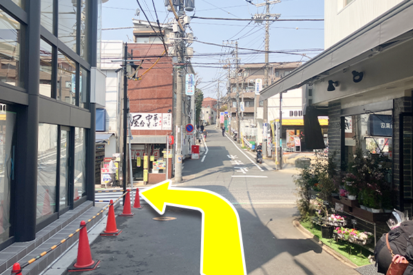 六角橋商店街の通りを左に曲がり真っ直ぐ進みます。