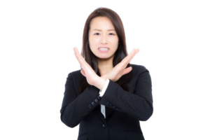 手でバツを作る女性