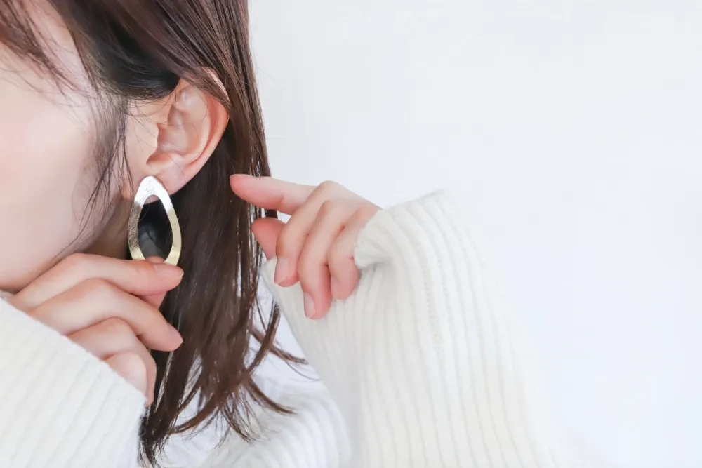 イヤリングをつける女性