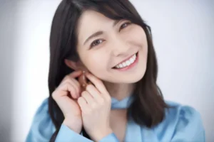 イヤリングをつける女性