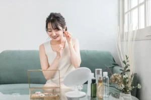 イヤリングをつける女性