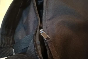 ファスナーの壊れたかばん