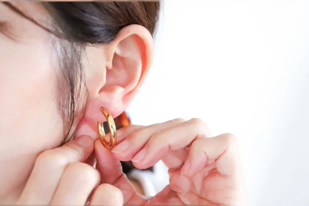 金のピアス