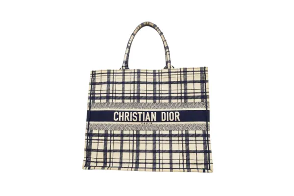 Diorの「ブックトート」の偽物の見分け方