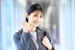 喜ぶ女性