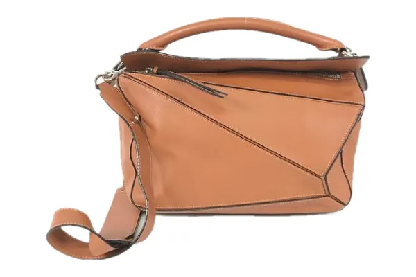 ロエベのメンズラインと人気アイテム