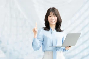 指を立てる女性