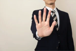 止める人