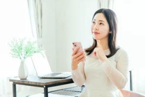 考える女性