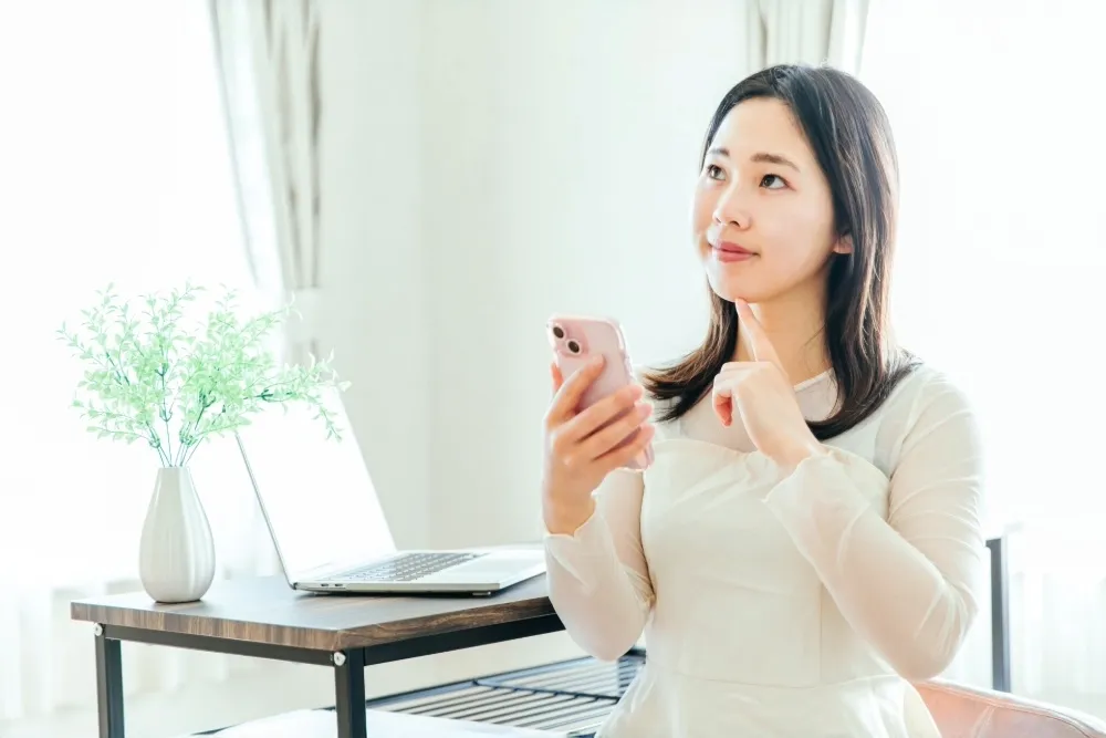考える女性