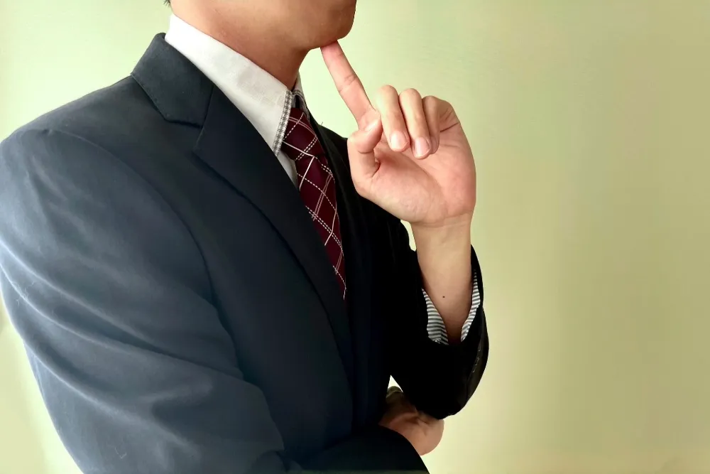考える男性