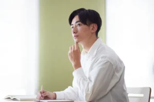考える男性