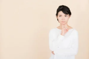 考える女性