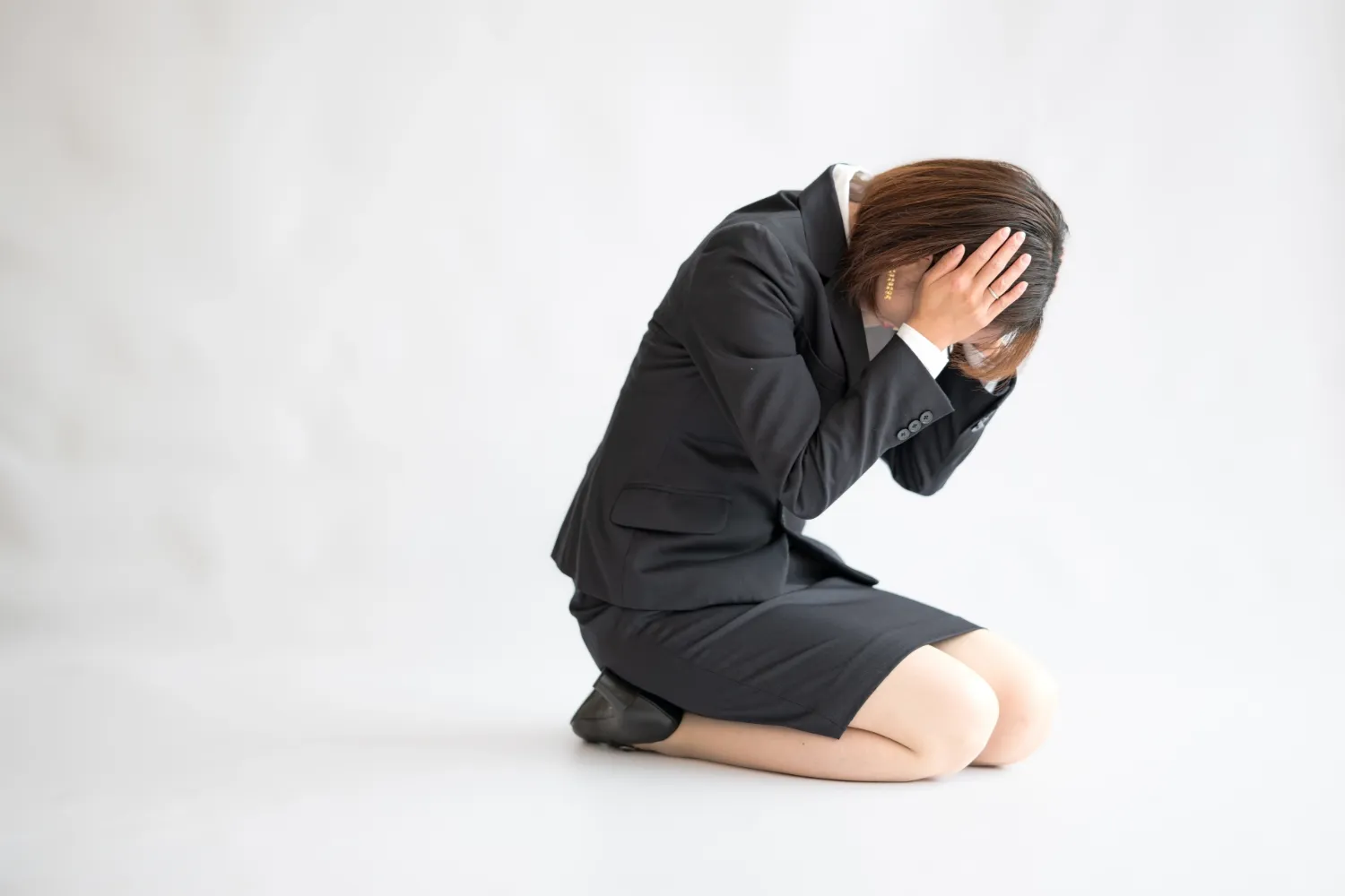 頭を抱える女性