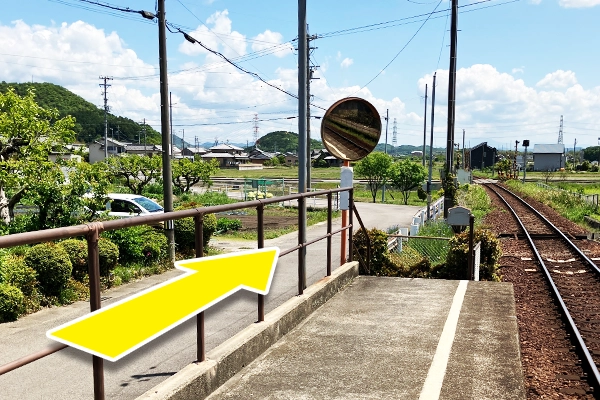 関富岡駅を出て真っ直ぐ進みます。
