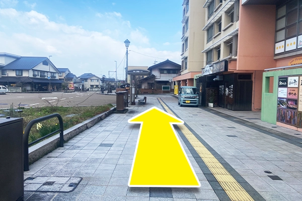 スロープをおりましたら左手に曲がり、そのまま直進します。