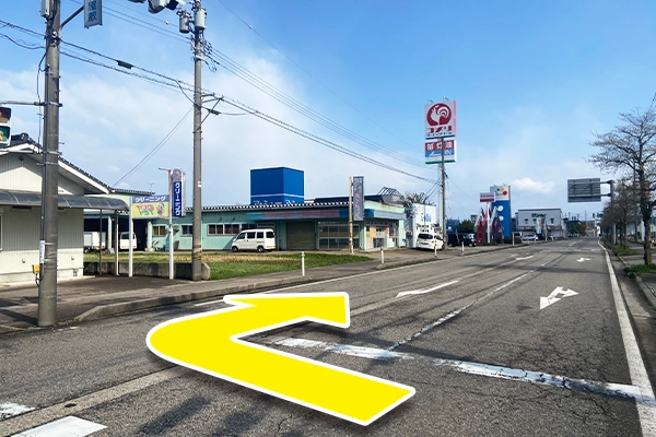 曲がっていただくと、ショッピングア・ミューが見えてきます。
