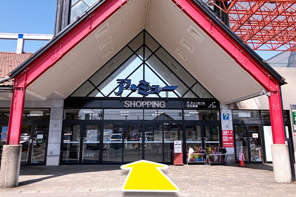 正面入り口から店内へと入ります。