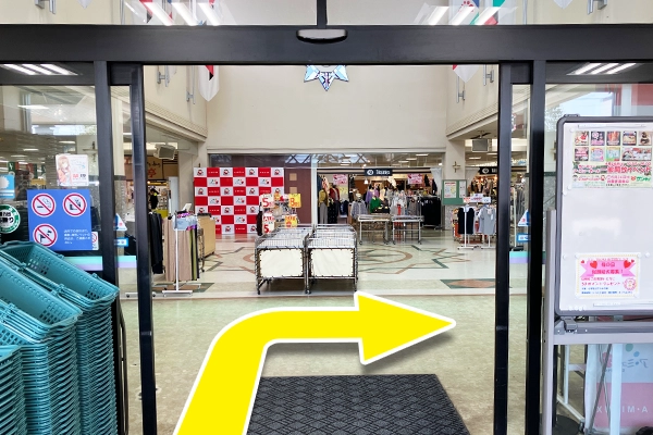 入り口入ってすぐのところで右に曲がります。
