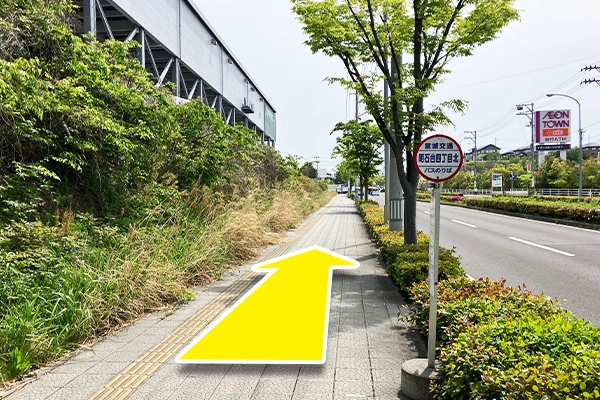 バス停、明石台四丁目北で下車、坂を上り交差点の横断歩道を右に渡ります。