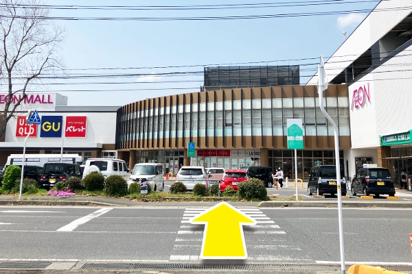 こちらの横断歩道を渡って、「イオンモール津山」の敷地に入ります。
