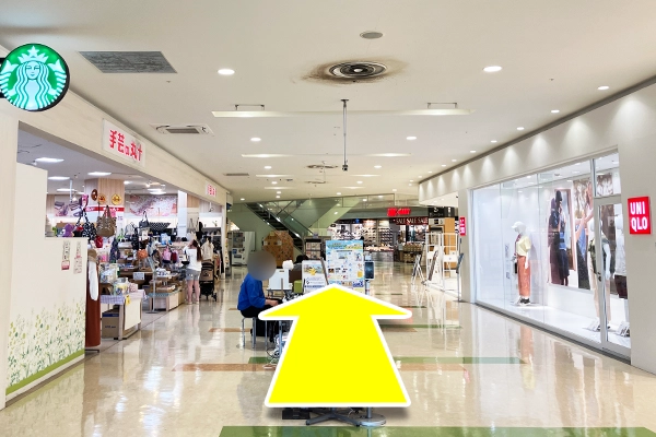 店内に入り、更に進み左側へ向かってください。