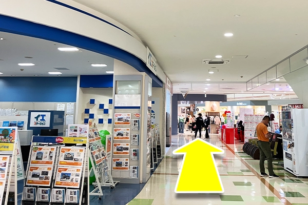 「イエステーション」の前を通り、更に進みます。