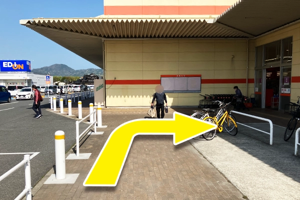 店舗を目の前にして左に歩いてください。