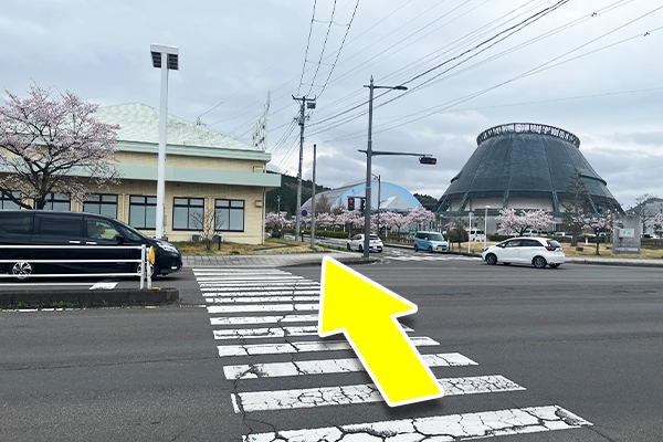 交差点を横断し直進して頂きます。
