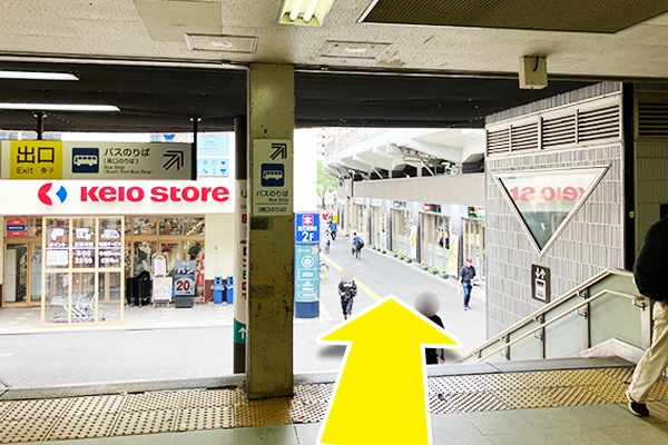 高尾駅南口を出て道沿いにまっすぐ進みます。