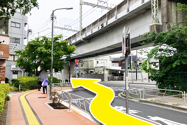 約3分ほど歩くとT字路が出できますので左折します。
