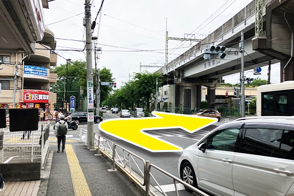 左折した先をまっすぐ進むと十字路の交差点が出てきますのでそこを右折します。