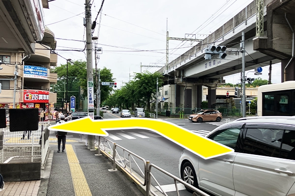 左折した先をまっすぐ進むと十字路の交差点が出てきますのでそこを右折します。