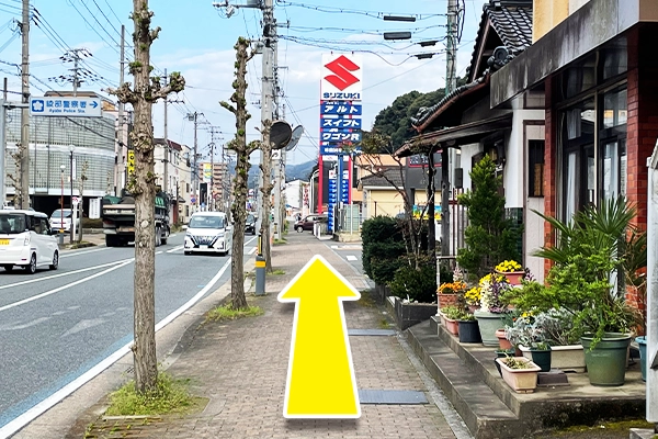 綾部駅側に直進します。