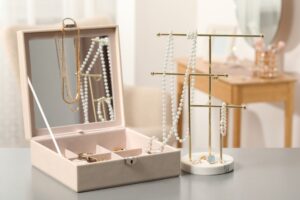 ネックレスとアクセサリーボックス