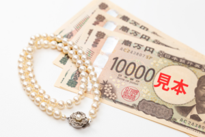 パールネックレスと一万円札