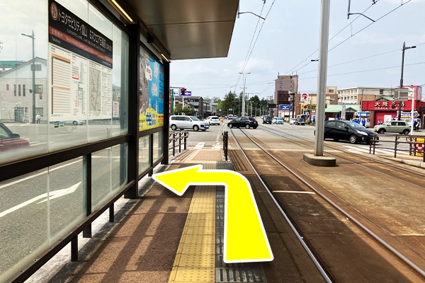 トヨタモビリティ富山Gスクエア五福前駅で降車し、交差点に進みます。